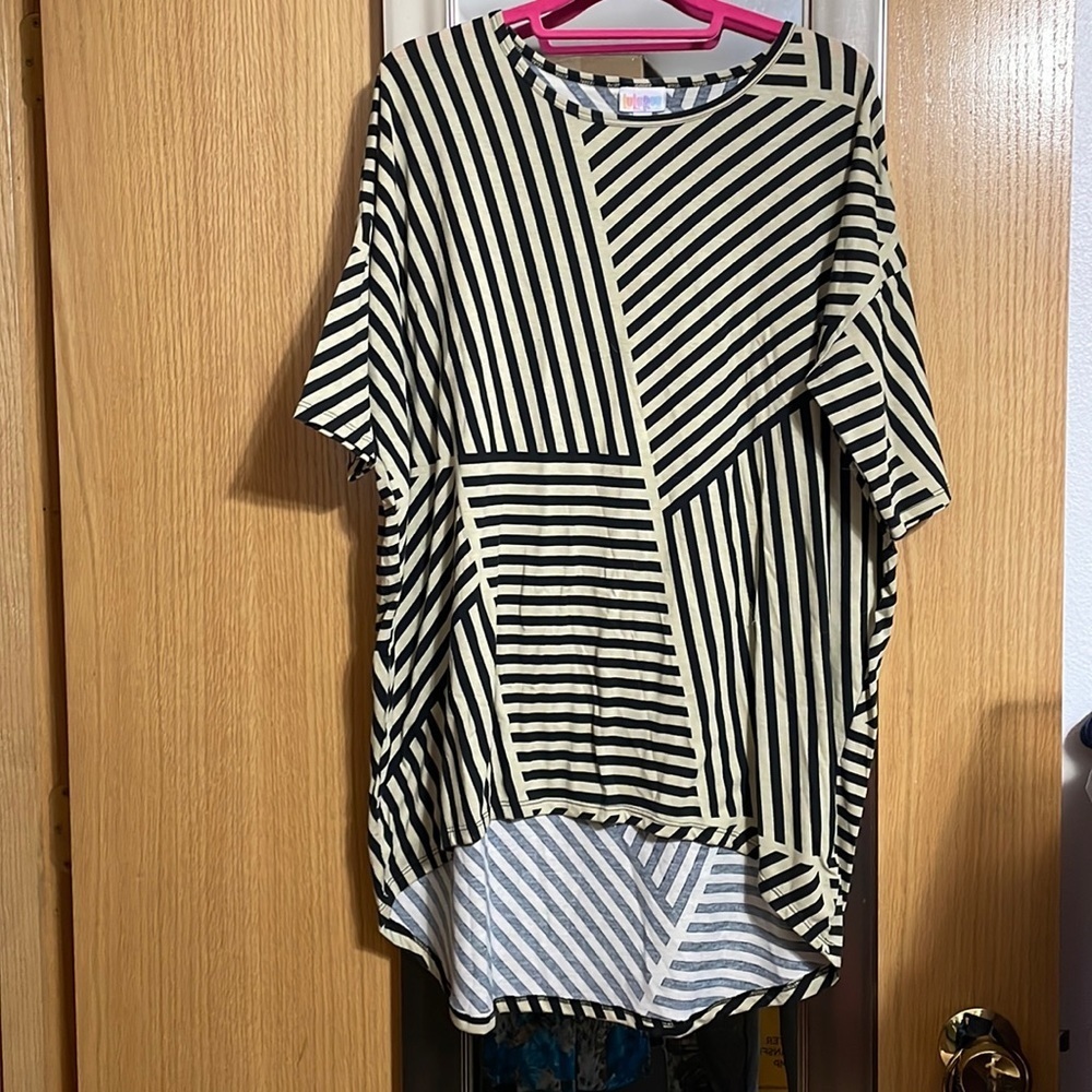 LuLaRoe size Medium tan and black alternating diagonal striped tunic